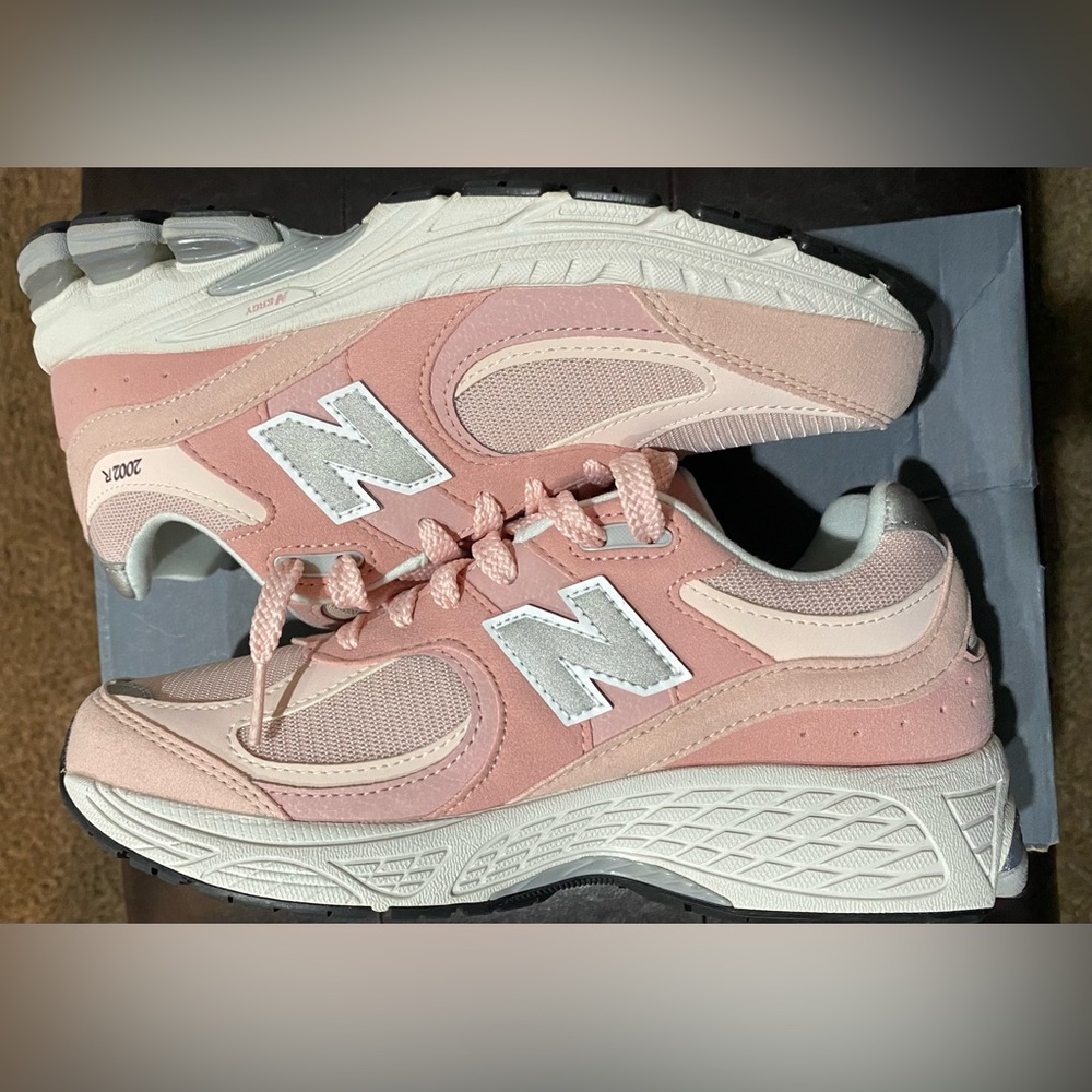 NEW BALANCE Quartz Pink Sneakers (New Balance 2002R) 6Y/7.5 Women's - Picture 7 of 9